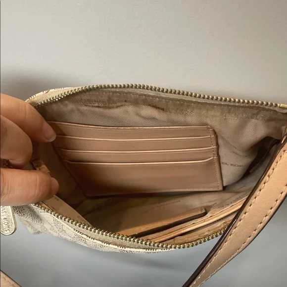 Michael Kors Cream and Tan Shoulder Bag - Picture 4 of 7